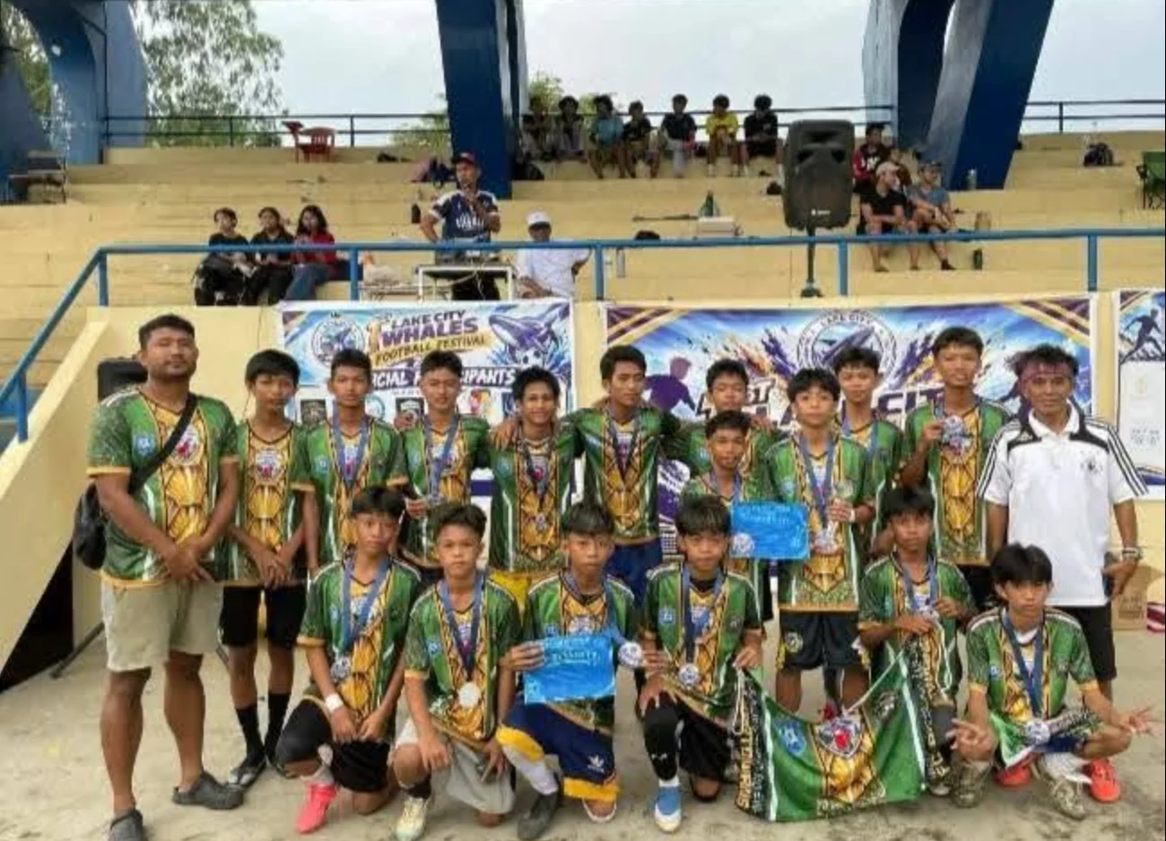Jugadores de Bethel FC con camisetas verdes y medallas después de ganar dos divisiones