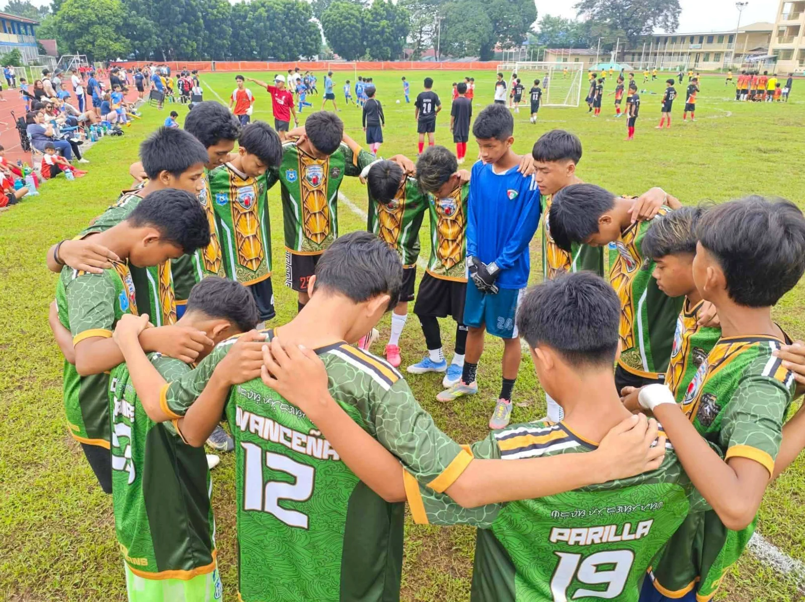 Jugadores de Bethel FC orando juntos antes de un partido